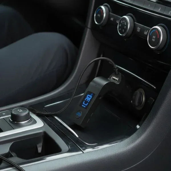 Cargador USB para auto con pantalla digital en consola central, accesorio tecnológico para coche