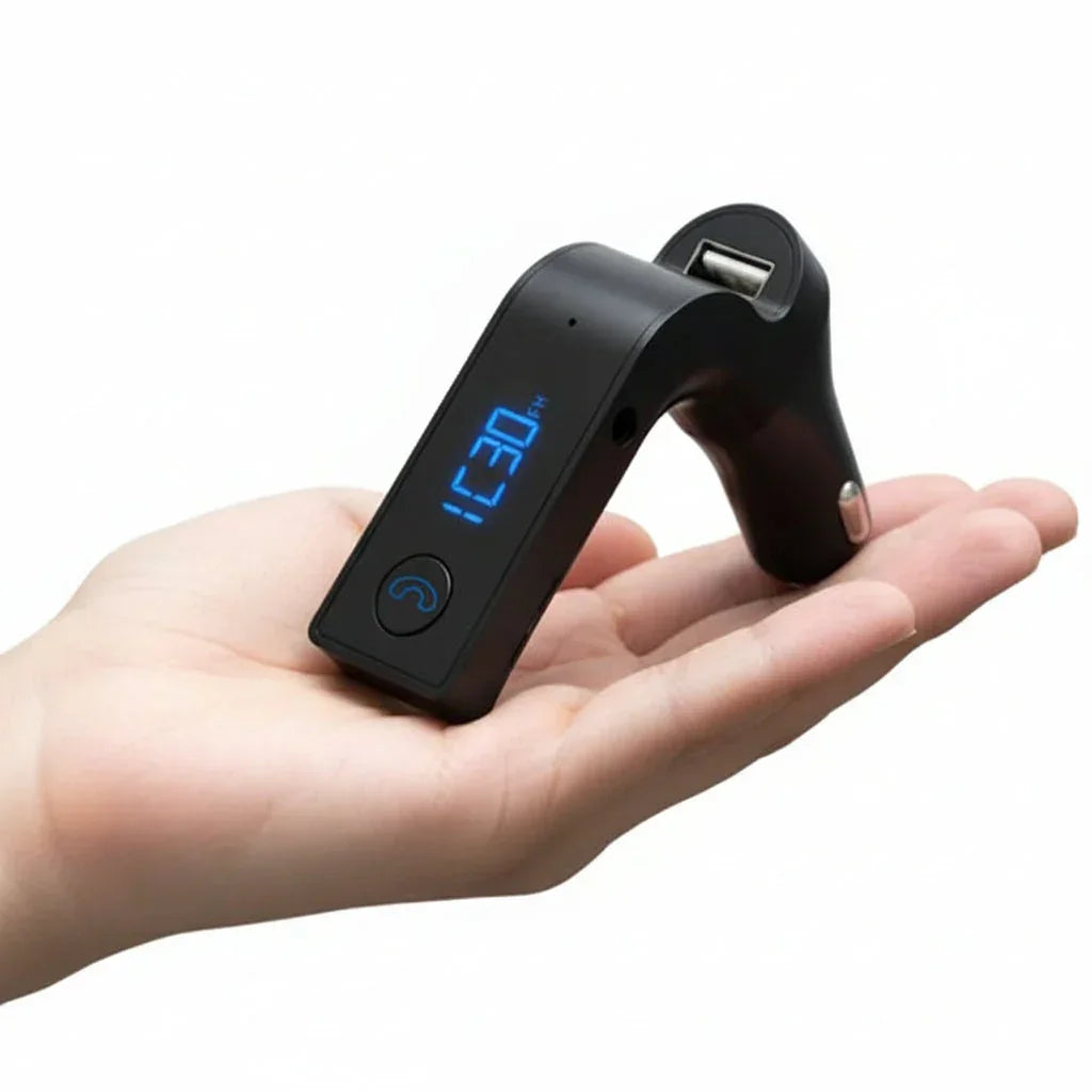 Transmisor FM Bluetooth para auto con pantalla LED y puerto USB sobre una mano